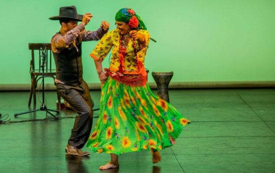 Personnes dansant les danses tziganes à Genève