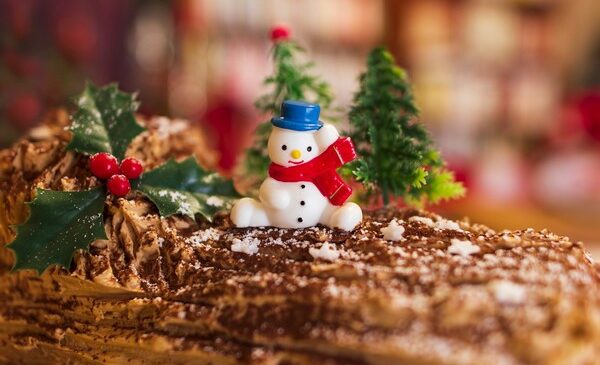 bonhomme de neige plastique sur bûche noël au chocolat