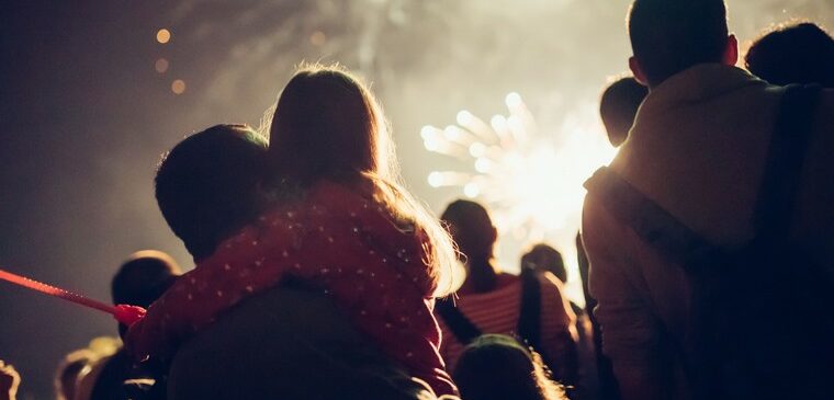 foule de dos qui regarde feu artifice